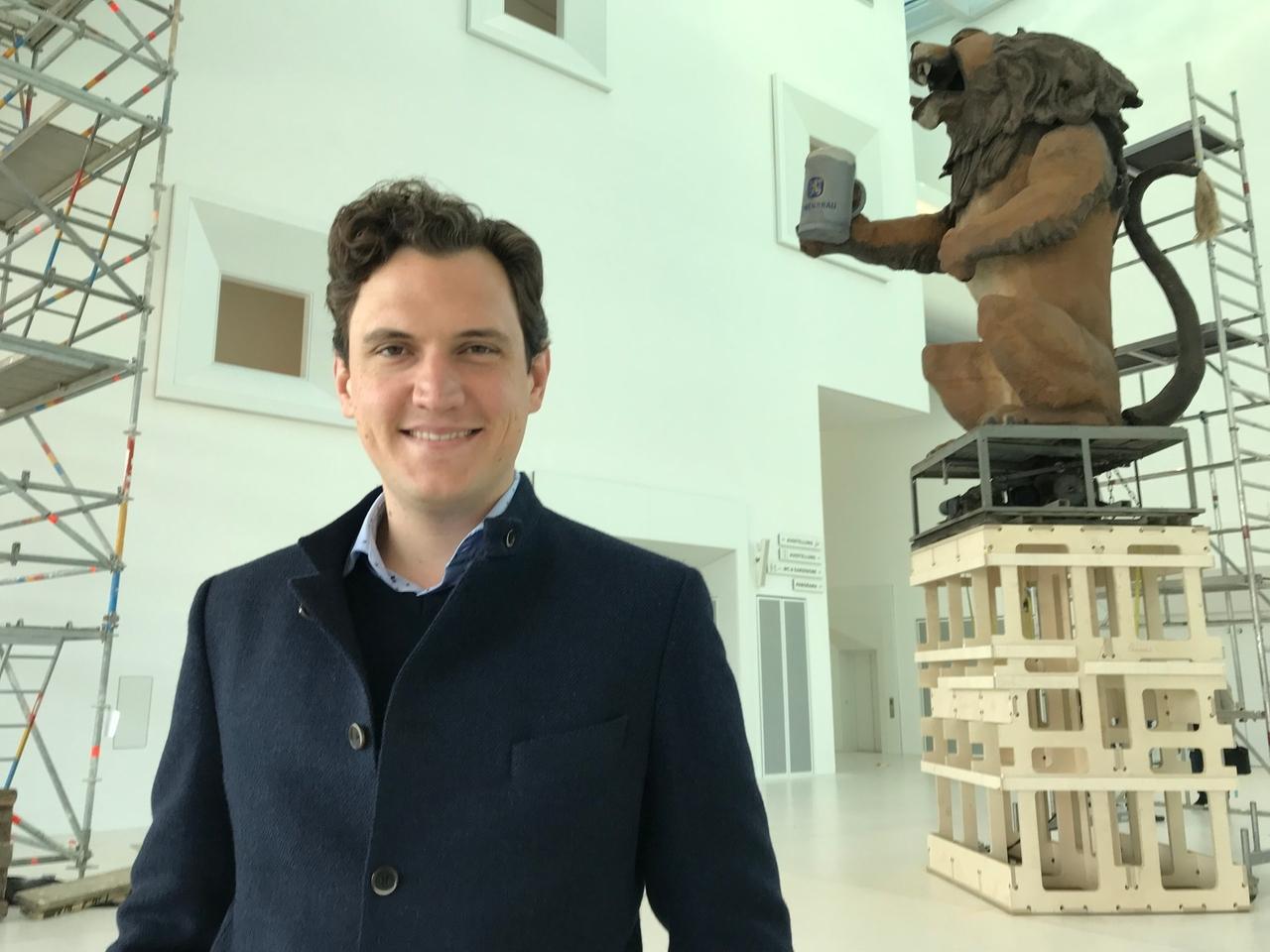 Der BR-Moderator und Präsenter Maximilian Maier vor einem zentralen Ausstellungsstück im neuen Museum der Bayerischen Geschichte in Regensburg.