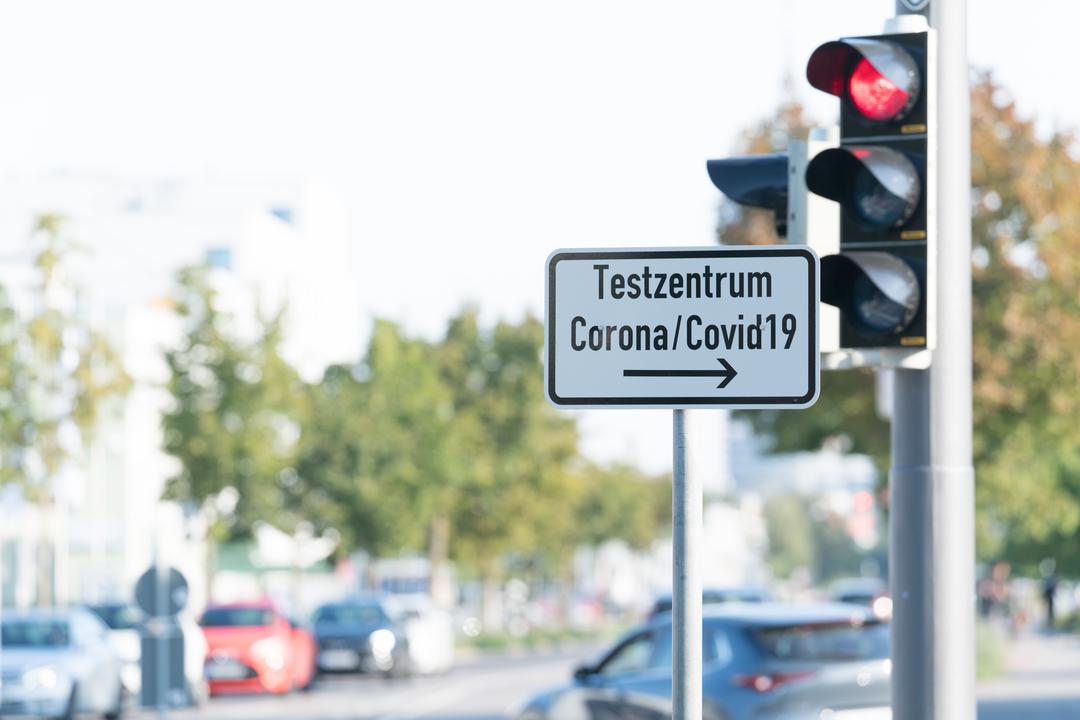 Hinweisschild zu einem Corona-Testzentrum 