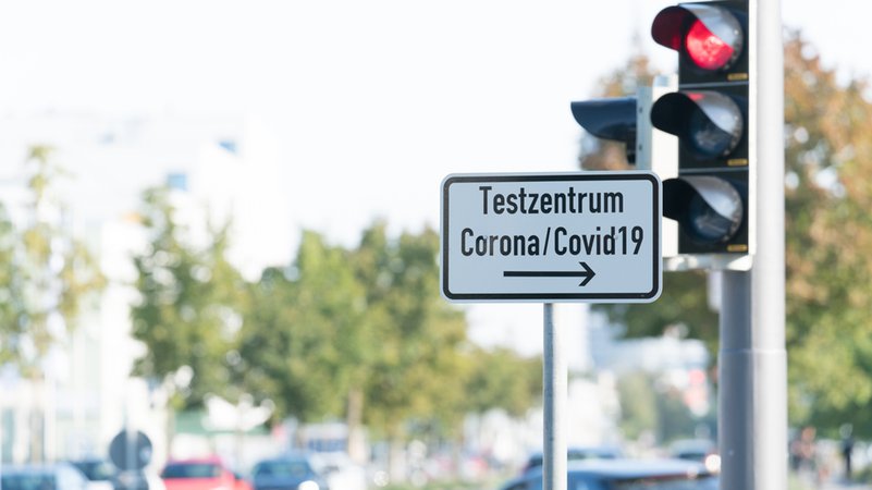Hinweisschild zu einem Corona-Testzentrum | Bild: BR/Fiene Köppchen Hinweisschild zu einem Corona-Testzentrum