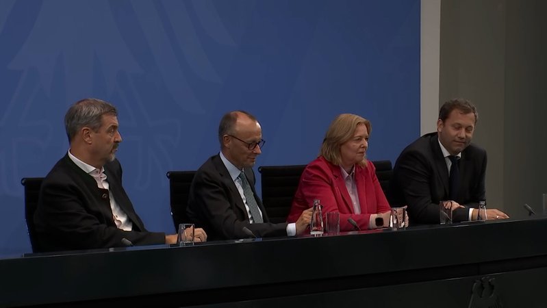 Treffen im Kanzleramt: Beim Koalitionsausschuss blieben die Spitzenpolitiker im Zeitplan – doch es gab Diskussionsbedarf bei strittigen Punkten. | Bild: Bayerischer Rundfunk 2025 Treffen im Kanzleramt: Beim Koalitionsausschuss blieben die Spitzenpolitiker im Zeitplan – doch es gab Diskussionsbedarf bei strittigen Punkten.