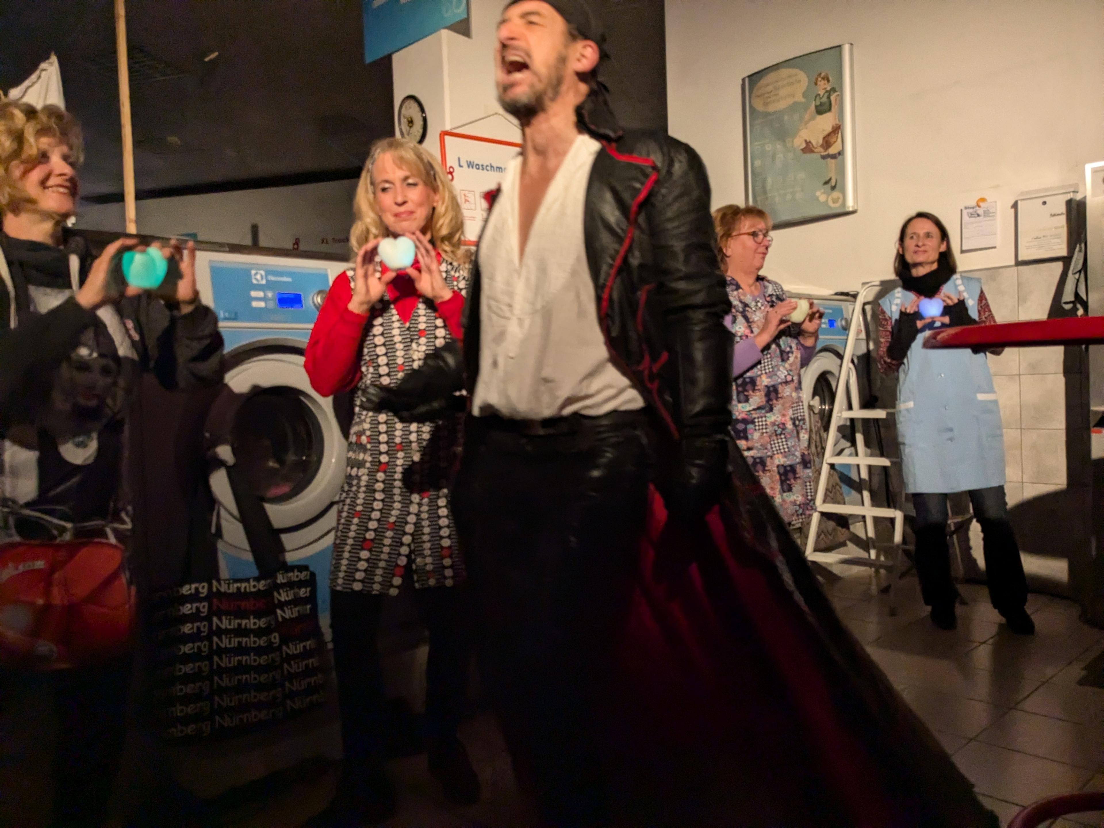 Pocket Opera Company Nürnberg: "Der fliegende Holländer" im Waschsalon 