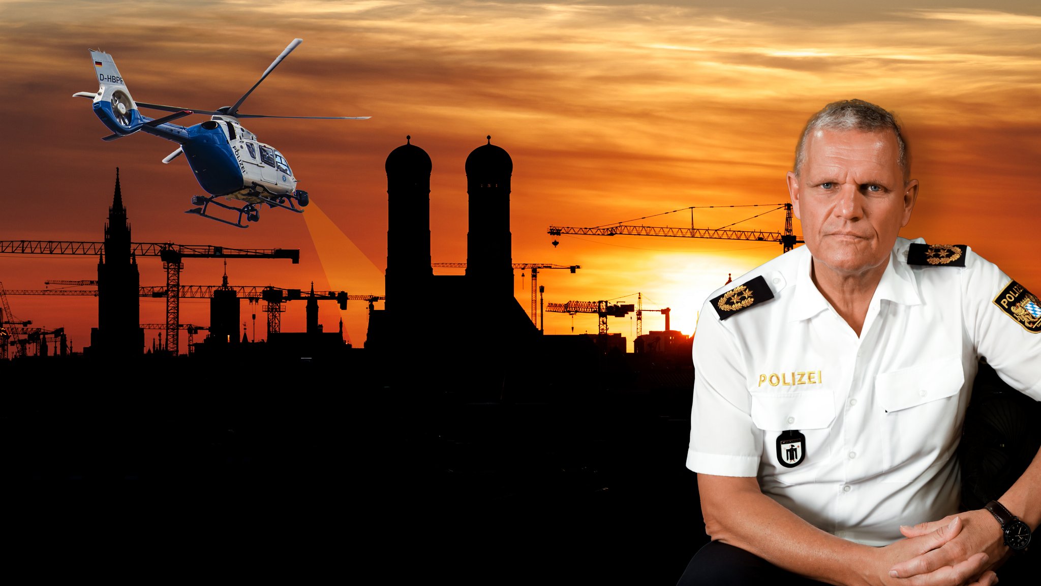 Der Münchner Polizeipräsident Thomas Hampel vor dem Sonnenuntergang hinter der Altstadt von München (Bayern) am 08.04.2025 mit zahlreichen Baukränen. Links daneben ein Polizeihubschrauber.