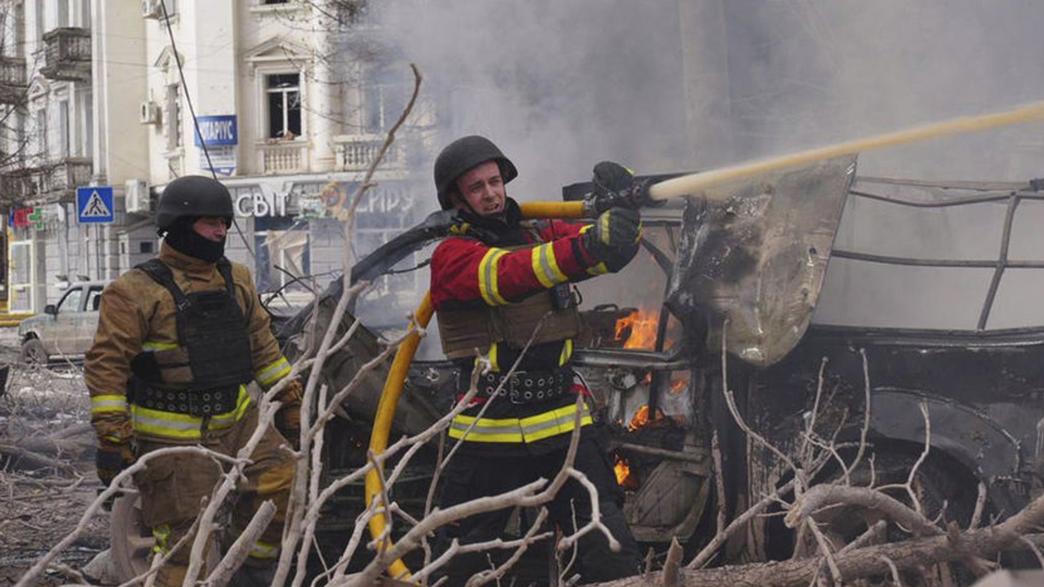 HANDOUT - 13.04.2025, Ukraine, Sumy: Auf diesem vom ukrainischen Katastrophenschutz zur Verfügung gestellten Foto löschen Feuerwehrleute das Feuer nach dem russischen Raketenangriff, bei dem mehrere Zivilisten getötet wurden. Foto: Uncredited/Ukrainian Emergency Service via AP/dpa - ACHTUNG: Nur zur redaktionellen Verwendung und nur mit vollständiger Nennung des vorstehenden Credits +++ dpa-Bildfunk +++