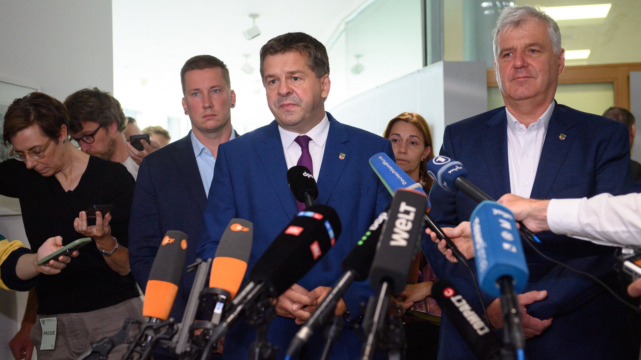 Sven Schulze (l), Ministerpräsident von Sachsen-Anhalt und Landesvorsitzender der CDU Sachsen-Anhalt, und Guido Heuer (r) treten nach der konstituierenden Sitzung der CDU-Landtagsfraktion vor die Presse. | Bild: dpa-Bildfunk/Klaus-Dietmar Gabbert Sven Schulze (l), Ministerpräsident von Sachsen-Anhalt und Landesvorsitzender der CDU Sachsen-Anhalt, und Guido Heuer (r) treten nach der konstituierenden Sitzung der CDU-Landtagsfraktion vor die Presse.