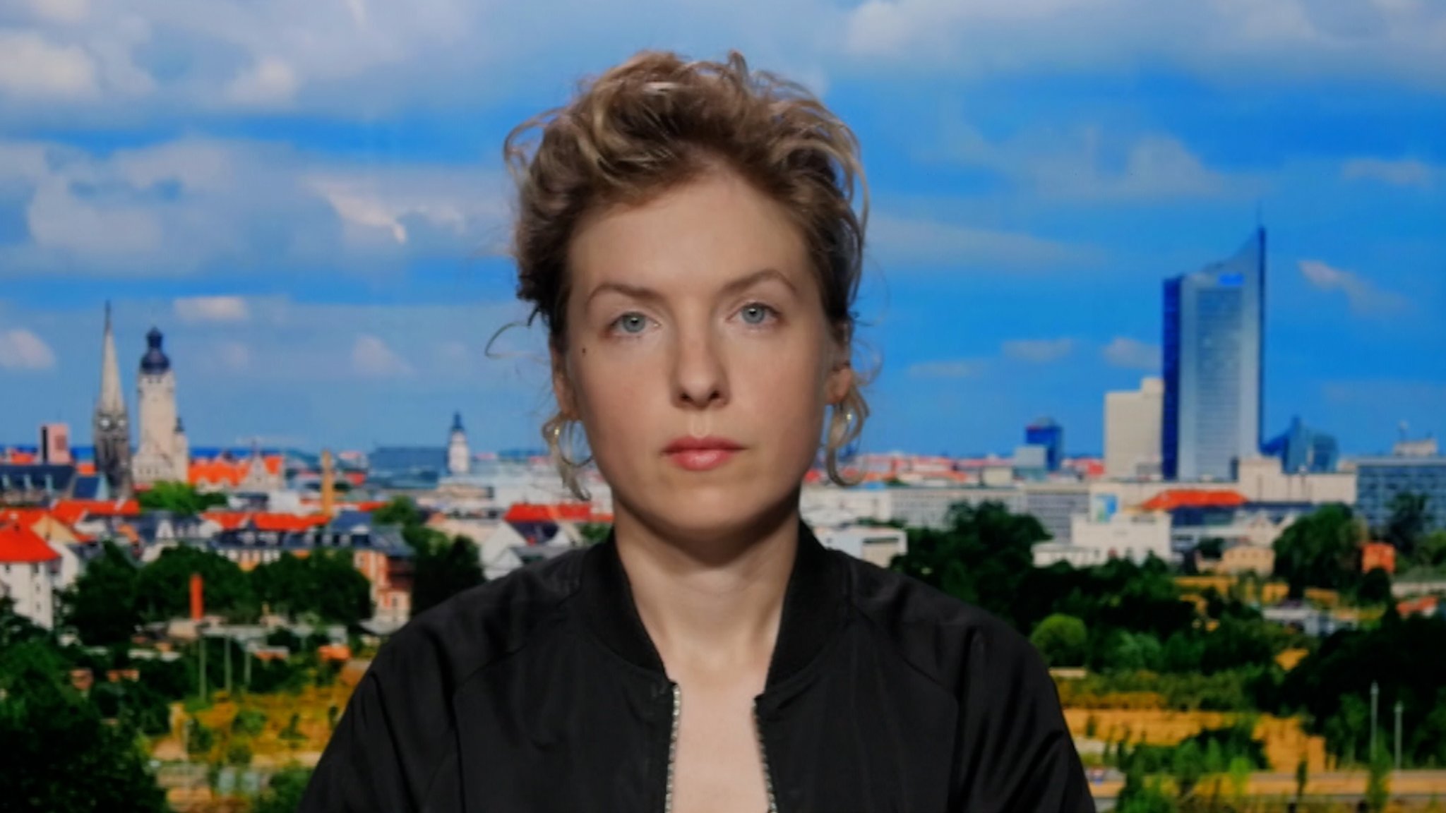 Aus Leipzig berichtet ARD-Kollegin Marie-Kristin Landes. | Bild: Bayerischer Rundfunk 2026 Aus Leipzig berichtet ARD-Kollegin Marie-Kristin Landes.