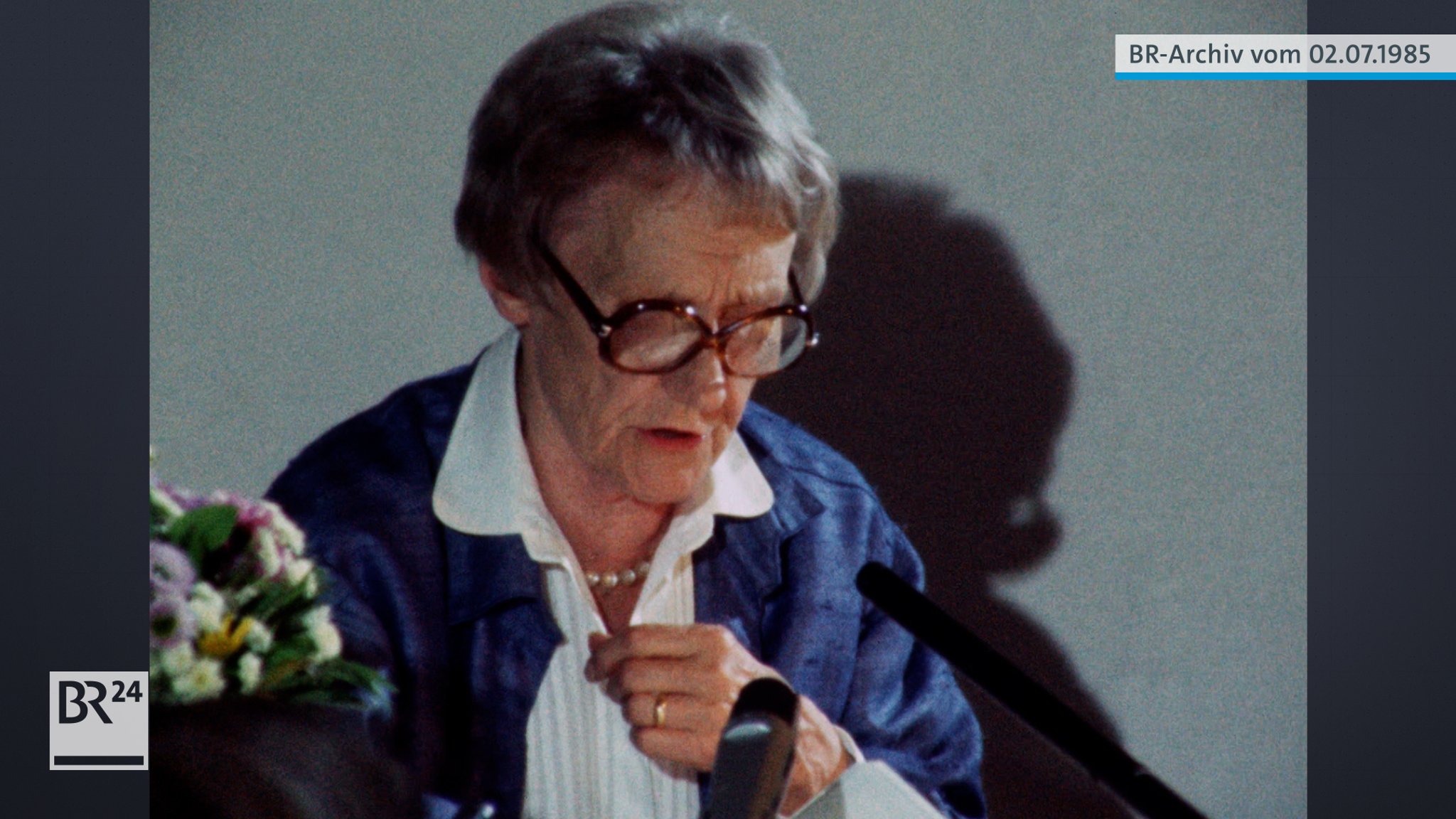 Astrid Lindgren liest aus einem Buch vor.