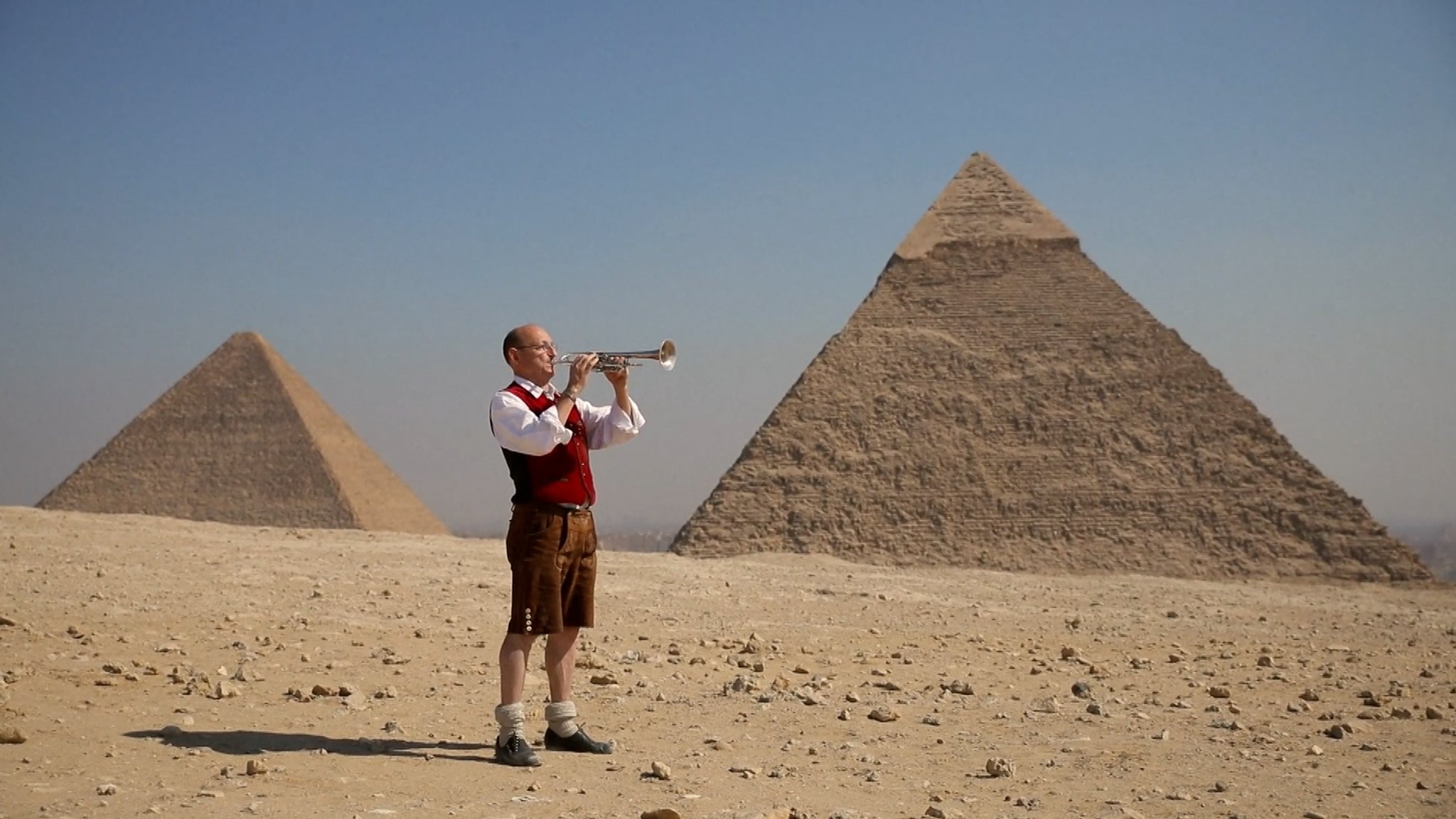 Ein Musik-Dokumentarfilm, der zeigt, wie grenzenlos Musik wirkt: Der Regisseur Ditscherlein begleitete die Unterbiberger Hofmusik auf Weltreise. | Bild: Bayerischer Rundfunk 2025 Ein Musik-Dokumentarfilm, der zeigt, wie grenzenlos Musik wirkt: Der Regisseur Ditscherlein begleitete die Unterbiberger Hofmusik auf Weltreise.