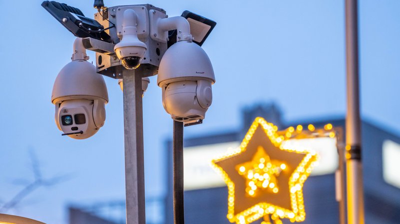 Videoüberwachung auf einem Weihnachtsmarkt | Bild: picture alliance / Jochen Tack | Jochen Tack Videoüberwachung auf einem Weihnachtsmarkt
