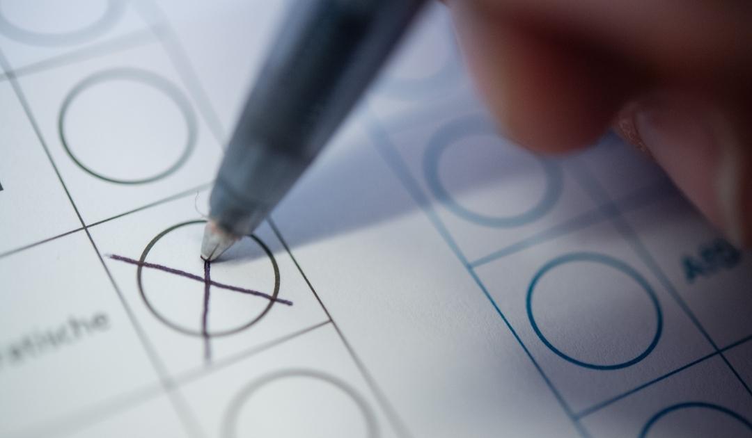 Kugelschreiber schreibt ein Kreuz  | Bild:dpa-Bildfunk/Sebastian Gollnow