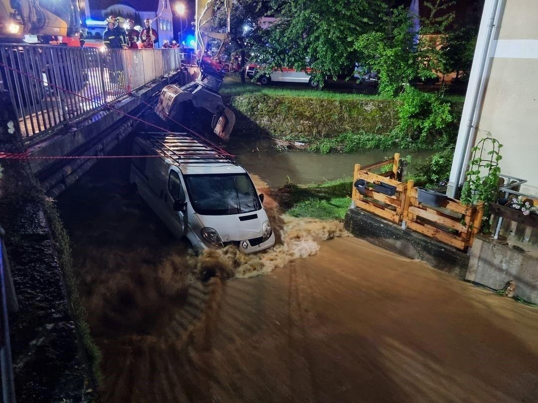 Ein Transporter klemmt in Kastl in der Lauterach