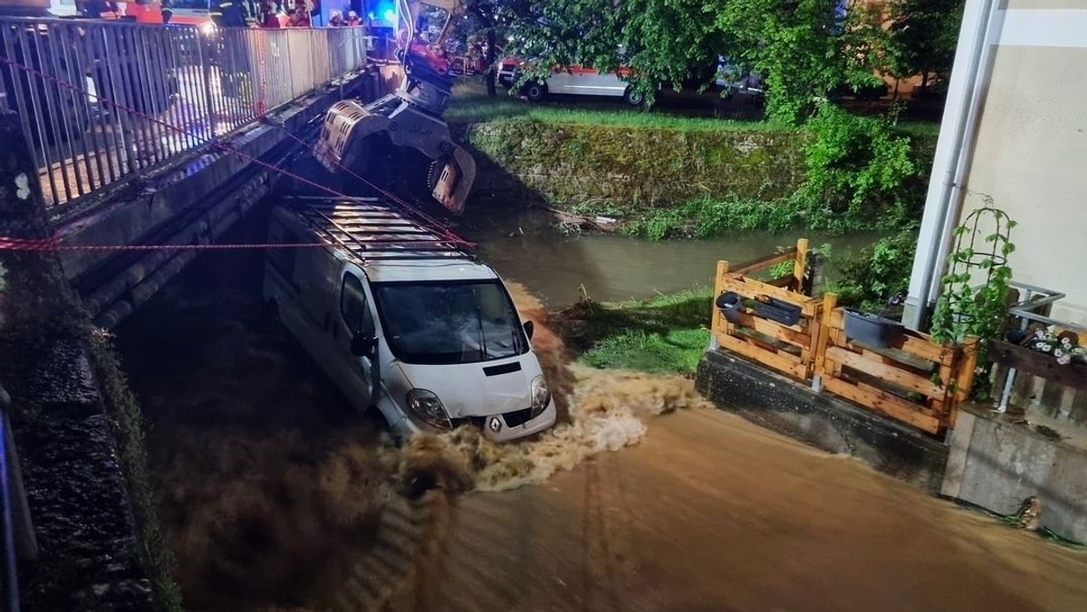 Überschwemmungen in Kastl - Fahrzeuge mitgerissen