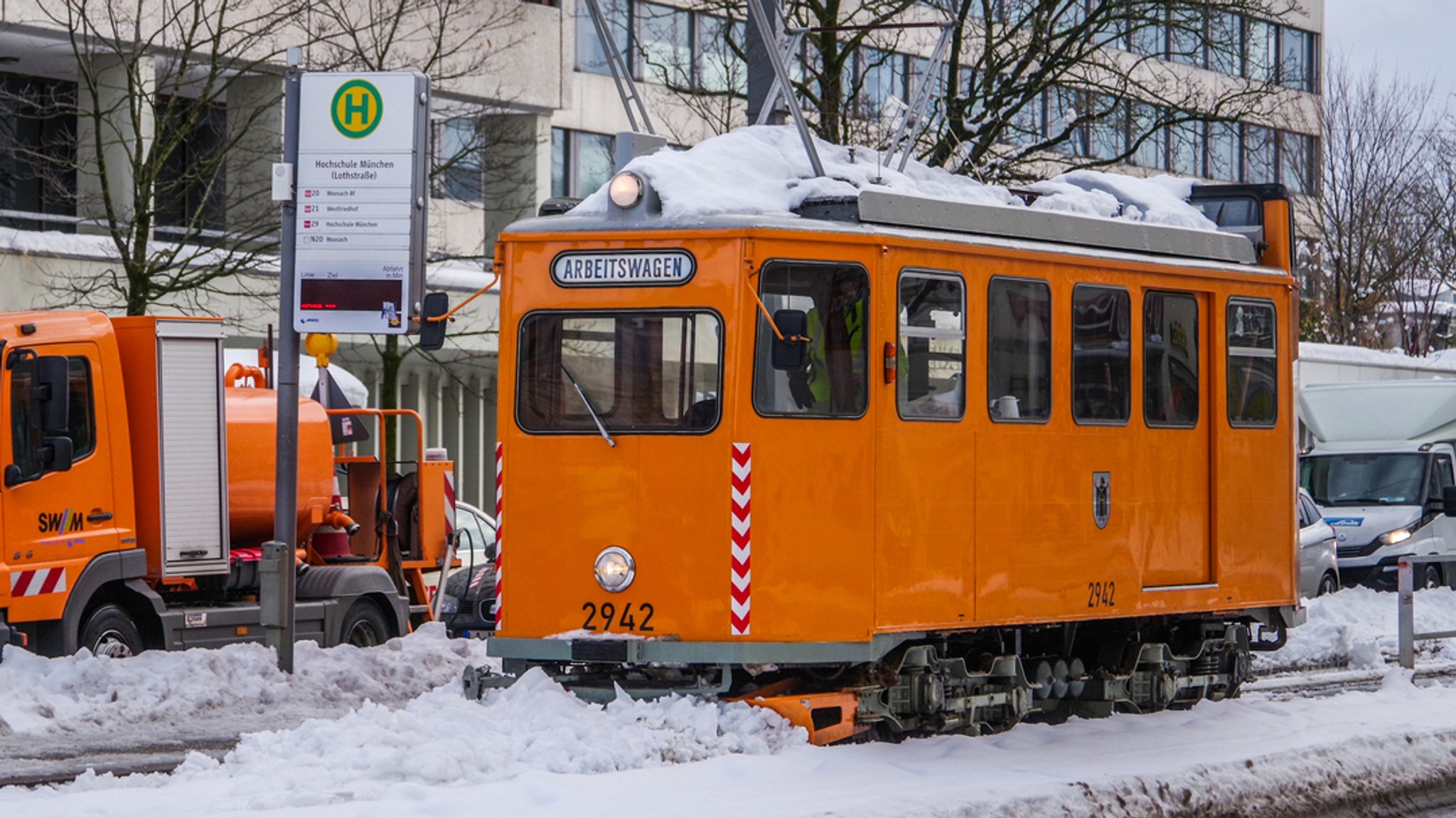 Mit einem Arbeitswagen Baujahr 1926, umgebaut 1961, wird der Schnee von den Trambahngleisen geräumt.