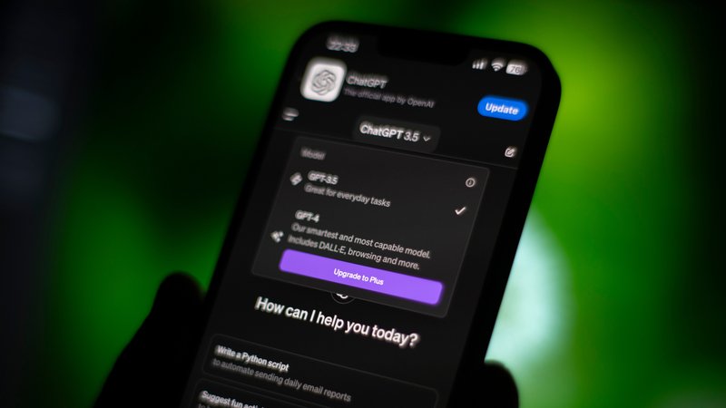 Die App ChatGPT auf einem Smartphone. | Bild: picture alliance / NurPhoto | Jaap Arriens Die App ChatGPT auf einem Smartphone.
