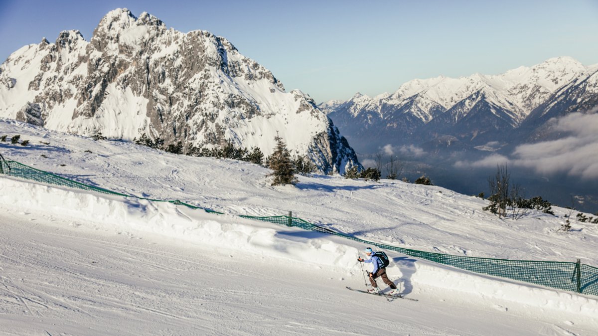 Ein Skitourengeher in den bayerischen Alpen