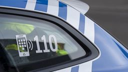 Die Notrufnummer 110 auf der Scheibe eines Polizeiautos. | Bild:BR / Raphael Kast