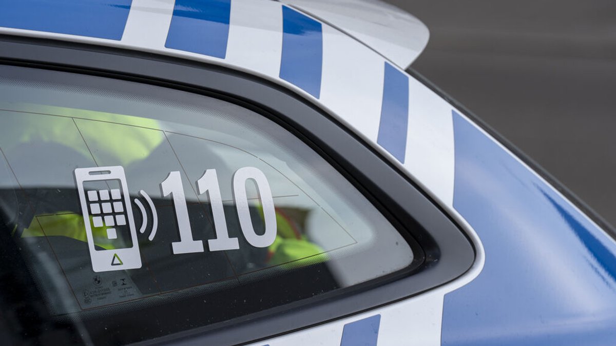 Die Notrufnummer 110 auf der Scheibe eines Polizeiautos.