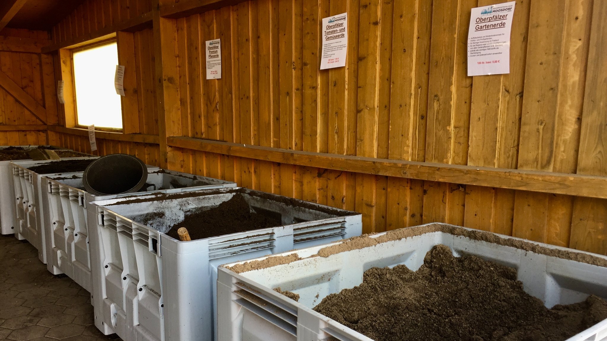 Hier können Kunden Gartenkompost, Pflanz-oder Tomatenerde etc. kaufen