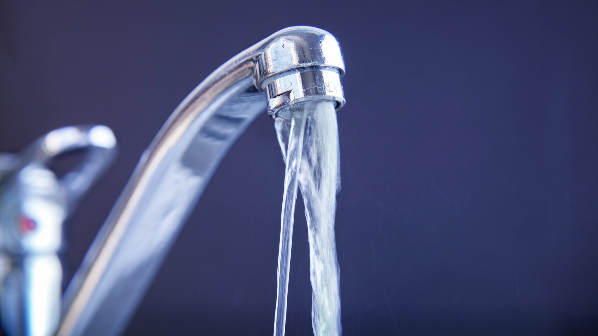 Trinkwasser kommt aus einem Wasserhahn.