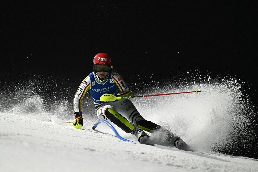 21.12.2023, Frankreich, Courchevel: Ski alpin: Weltcup Slalom, Damen, 1. Durchgang: Lena Dürr aus Deutschland in Aktion. Foto: Jeff Pachoud/AFP/dpa +++ dpa-Bildfunk +++