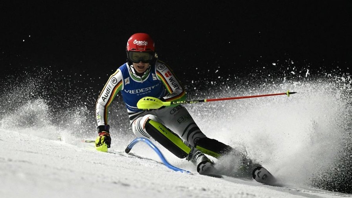 21.12.2023, Frankreich, Courchevel: Ski alpin: Weltcup Slalom, Damen, 1. Durchgang: Lena Dürr aus Deutschland in Aktion. Foto: Jeff Pachoud/AFP/dpa +++ dpa-Bildfunk +++