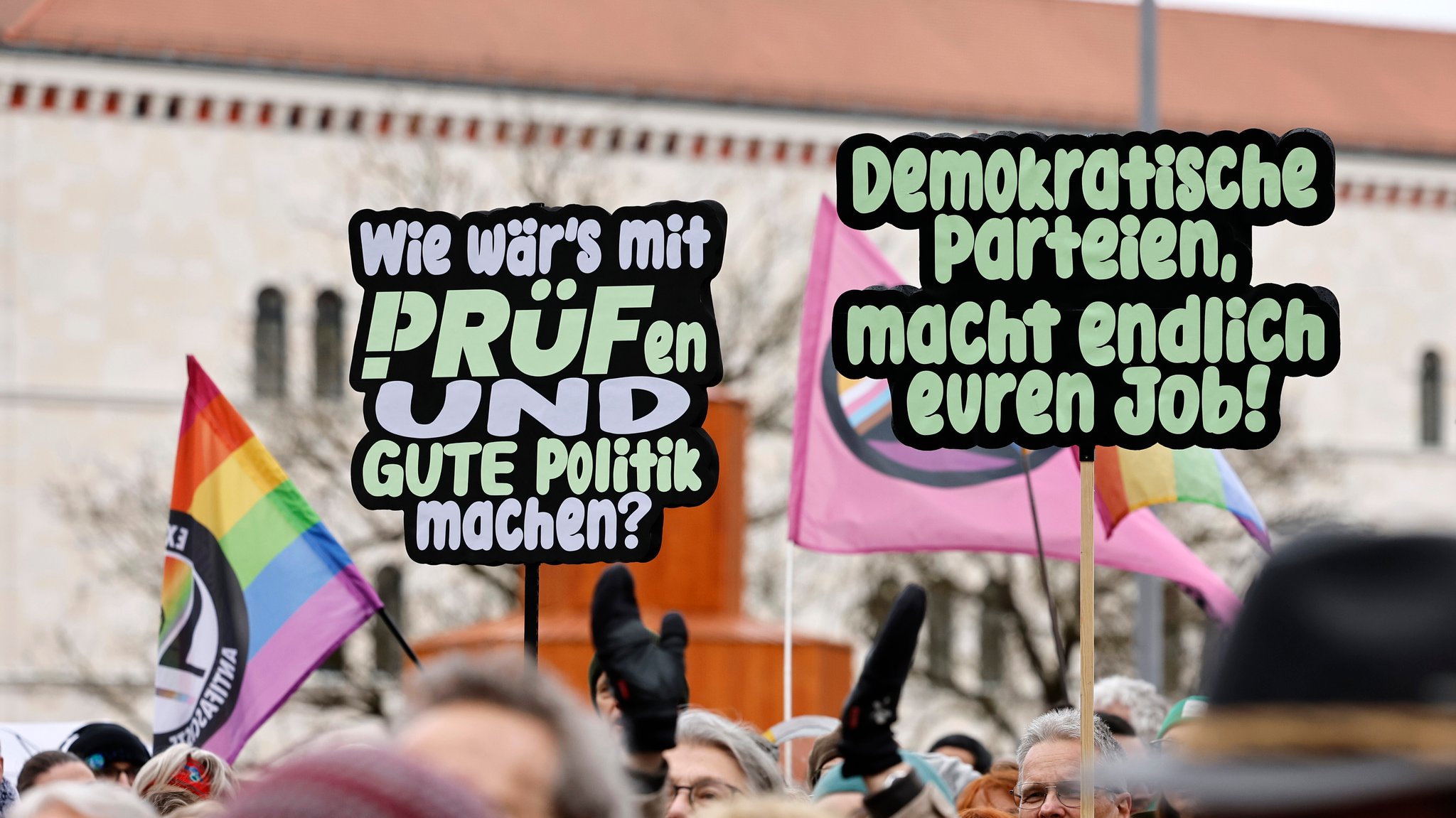 (Archivbild) Demo-Plakate, auf denen steht: "Wie wärs mit PRÜFen und gute Politik machen?" und "Demokratische Parteien, macht endlich euren Job!".
