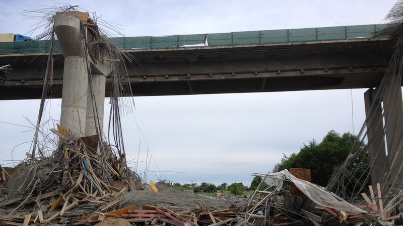 Archiv: Die Schraudenbach-Brücke auf der A7 bei Schweinfurt ist im Juni 2016 bei Bauarbeiten eingestürzt. 