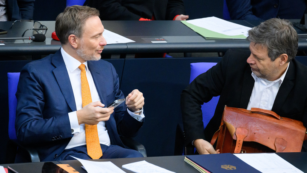 Christian Lindner (l, FDP), Bundesminister der Finanzen, und Robert Habeck (Bündnis 90/Die Grünen), Bundesminister für Wirtschaft und Klimaschutz
