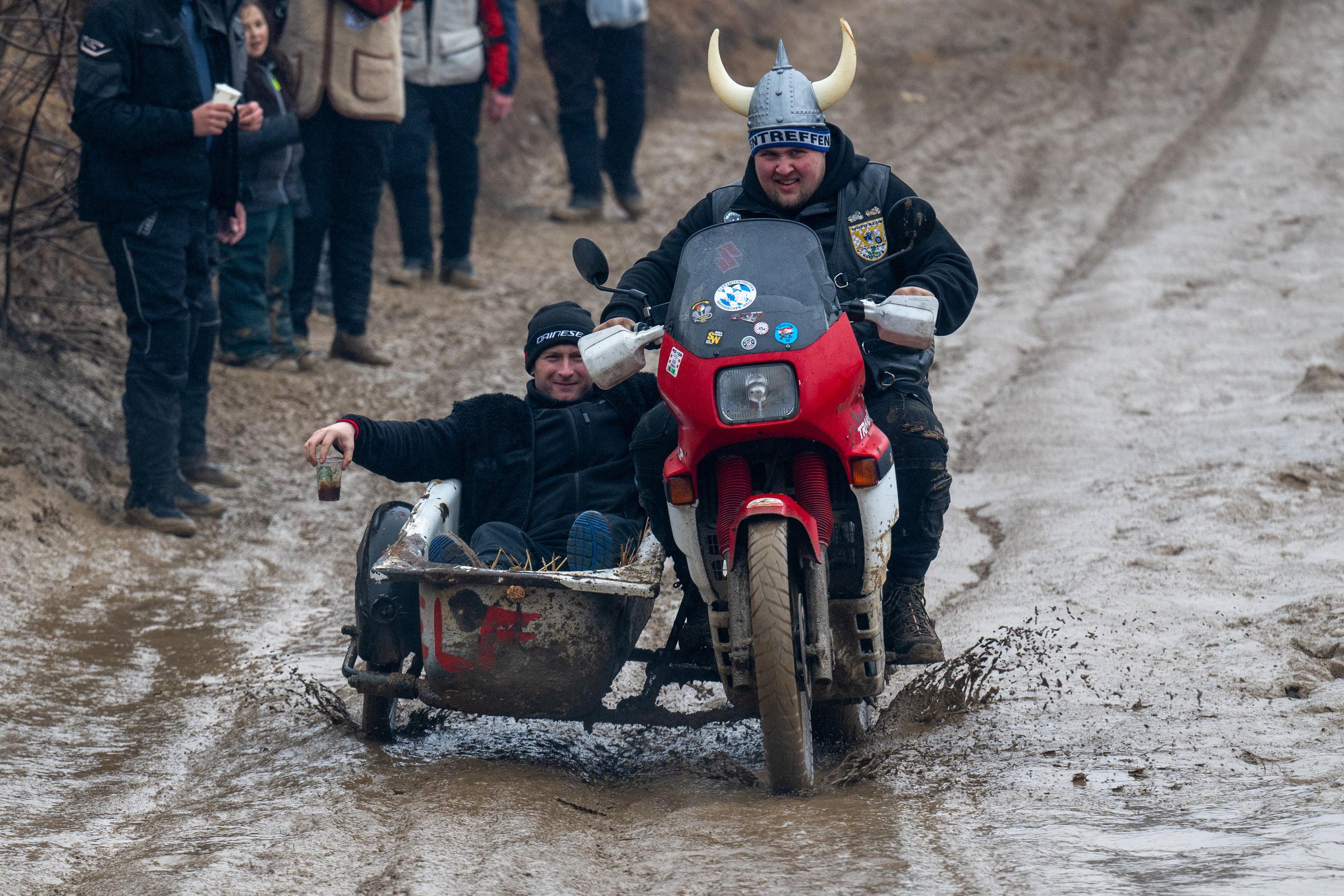 Das Elefantentreffen im "Hexenkessel von Loh" - im Jahr 2024 mit mehr Matsch als Schnee.