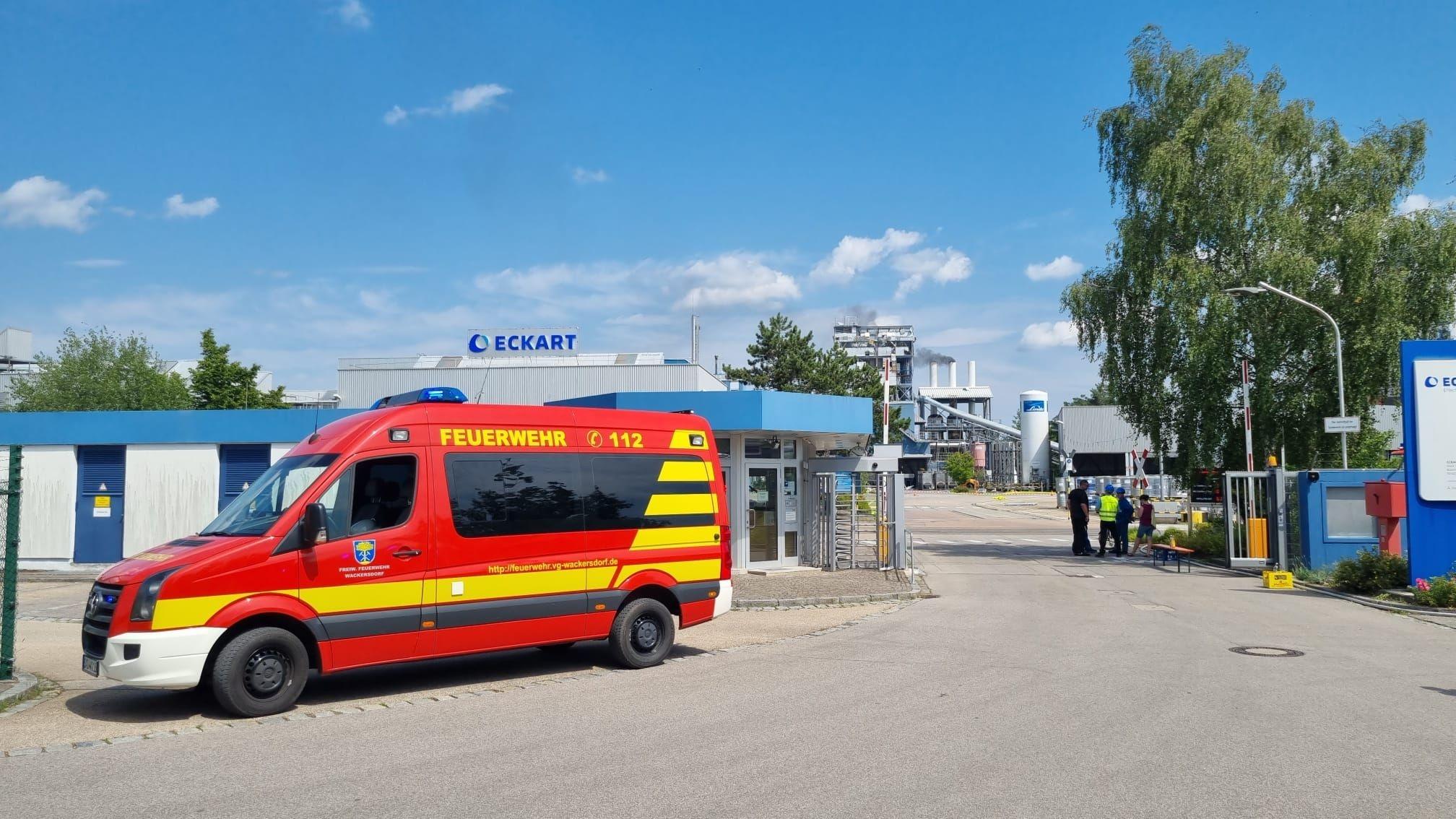 Ein Feuerwehrfahrzeug steht vor dem Betriebsgelände der betroffenen Firma in Wackersdorf