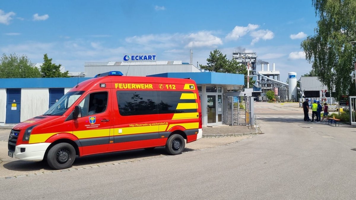 Ein Feuerwehrfahrzeug steht vor dem Betriebsgelände der betroffenen Firma in Wackersdorf