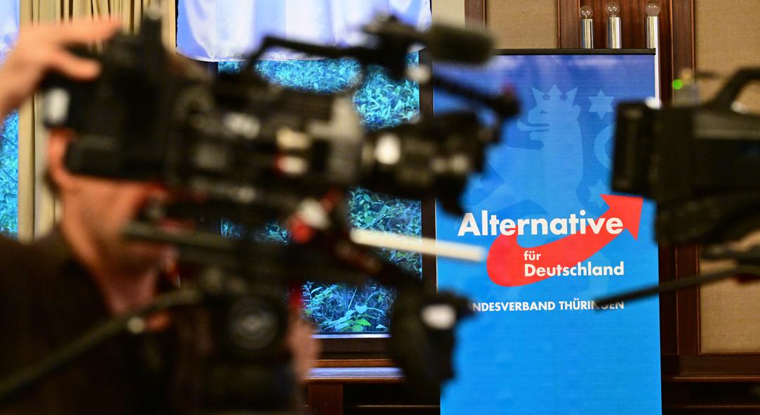 17.11.2023, Thüringen, Pfiffelbach: Ein Kameramann filmt im Saal des Hotel Pfiffelburg während des Landesparteitags der AfD.