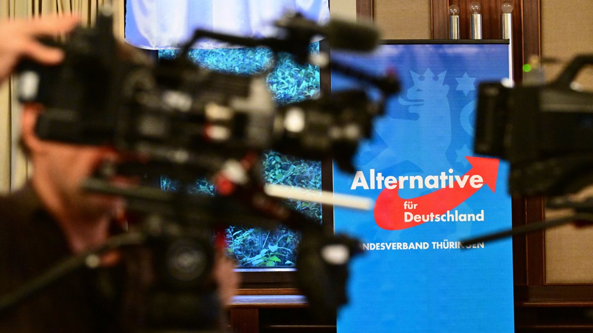 17.11.2023, Thüringen, Pfiffelbach: Ein Kameramann filmt im Saal des Hotel Pfiffelburg während des Landesparteitags der AfD.