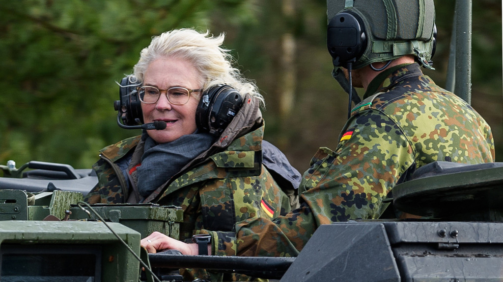 Christine Lambrecht, Verteidigungsministerin, fährt bei einem Truppenbesuch in einem Panzer mit