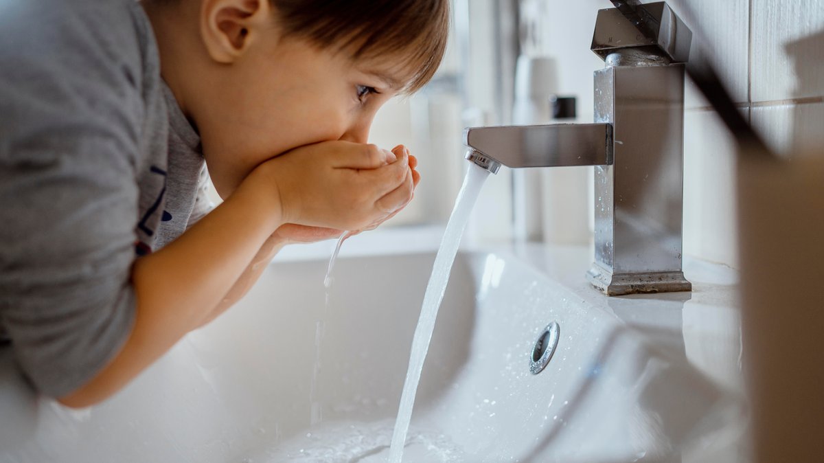Ein Kind trinkt aus dem Wasserhahn - umweltschonen und in der Regel absolut unbedenklich. 