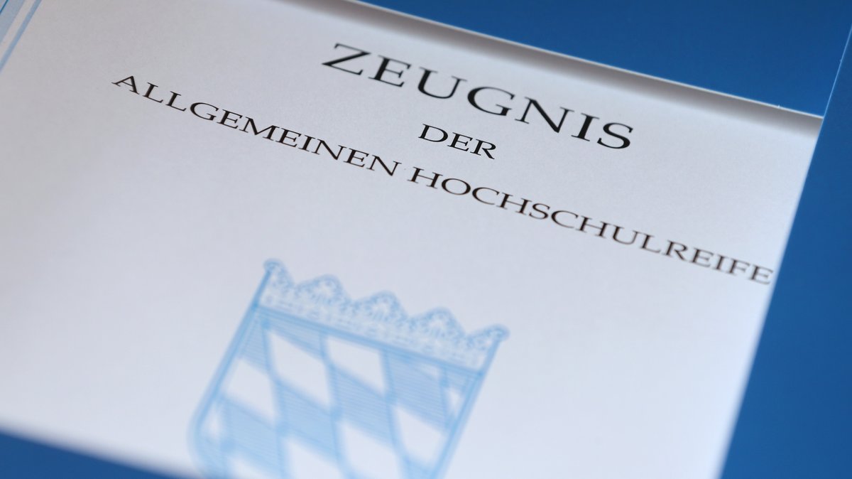 Abiturzeugnis aus Bayern. In Bayern wird es in diesem Jahr keine Zeugnisbemerkung über die Nicht-Benotung der Rechtschreibung von Legasthenikern. Dem vorausgegangen ist 2023 ein Urteil des Bundesverfassungsgerichts.