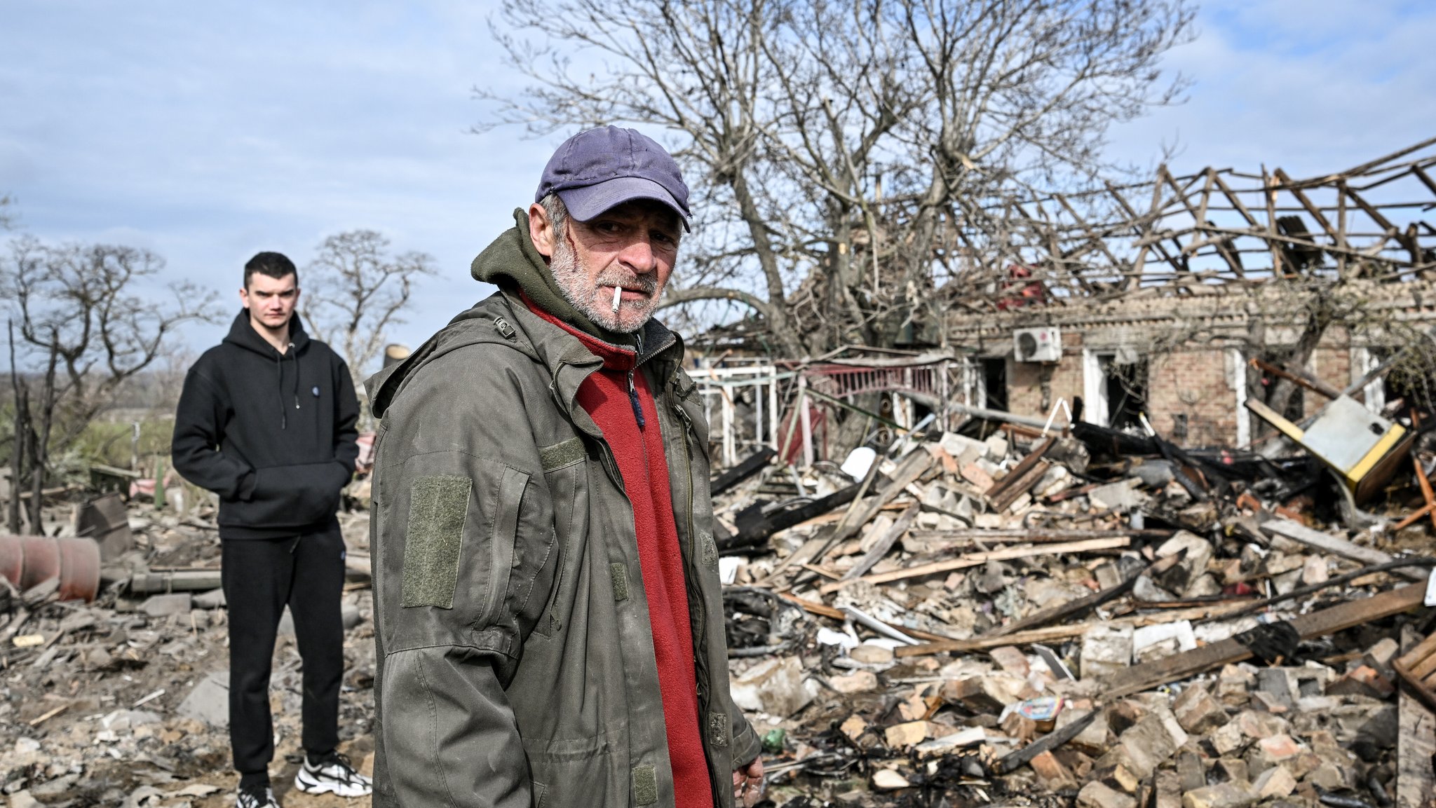 (Archivbild): Man in der Ukraine von einem Gebäude, zerstört von Russland. 