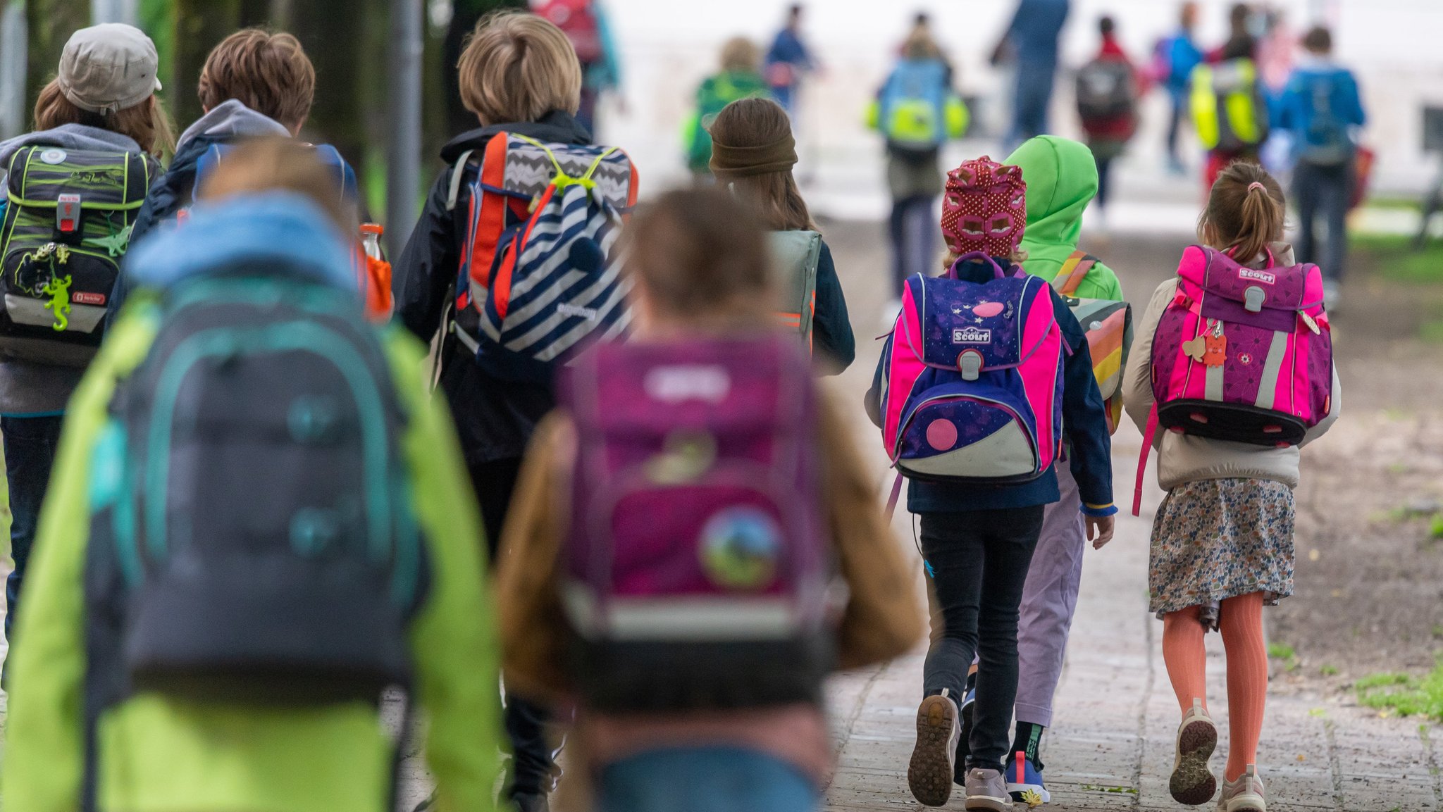 Schulkinder auf dem Weg in die Schule