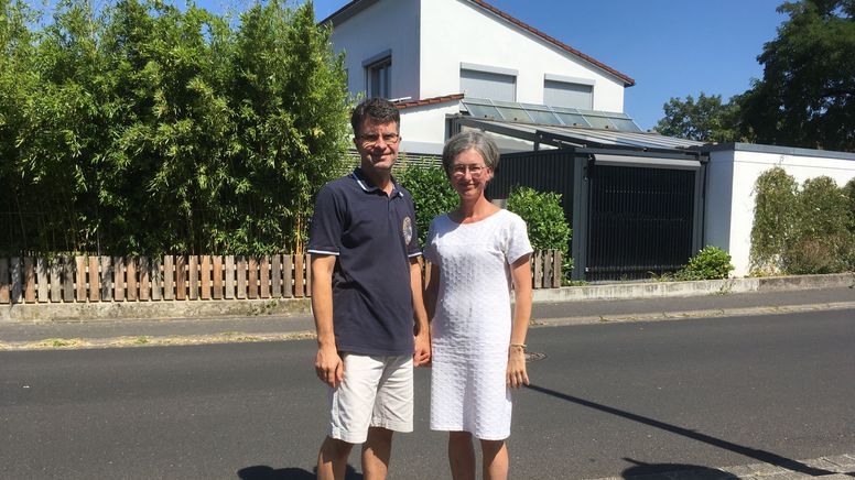 Margret Simmelbauer und ihr Mann Rainer Hirn stehen vor ihrem sanierten Haus in Veitshöchheim | Bild:BR/Leon Willner