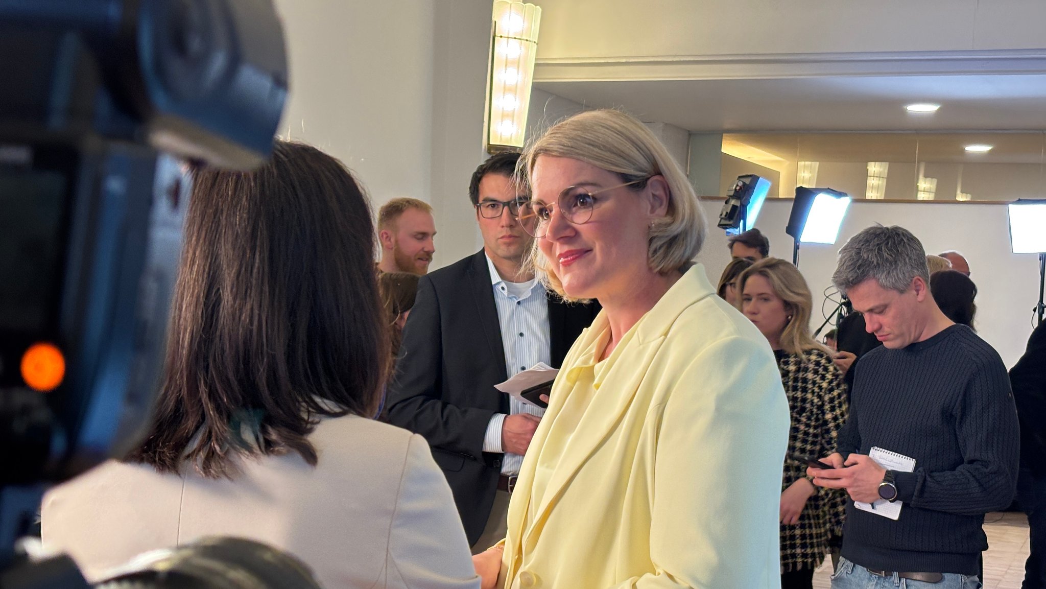 Die amtierende Augsburger Oberbürgermeisterin Eva Weber umringt von Kameras.