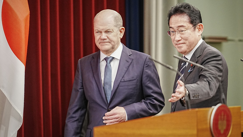 Bundeskanzler Olaf Scholz (l, SPD) und Fumio Kishida, Ministerpräsident von Japan