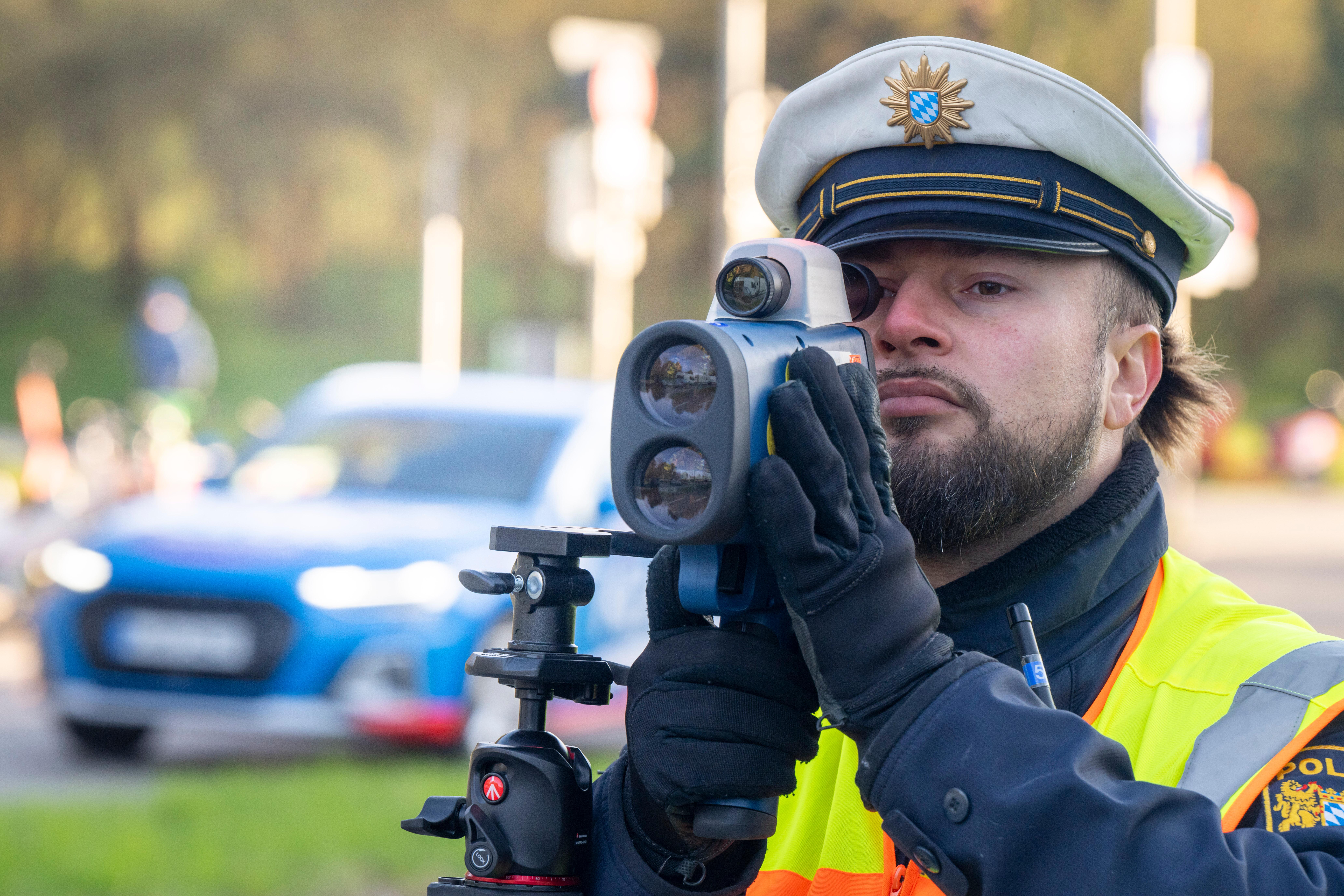 Am 15. April ist bayernweiter Blitzermarathon. Ein Polizeibeamter schaut 2025 in München in den frühen Morgenstunden während des Blitzermarathon in Bayern durch einen Geschwindigkeitsmesser.