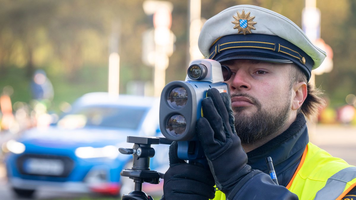 Am 15. April ist bayernweiter Blitzermarathon. Ein Polizeibeamter schaut 2025 in München in den frühen Morgenstunden während des Blitzermarathon in Bayern durch einen Geschwindigkeitsmesser.
