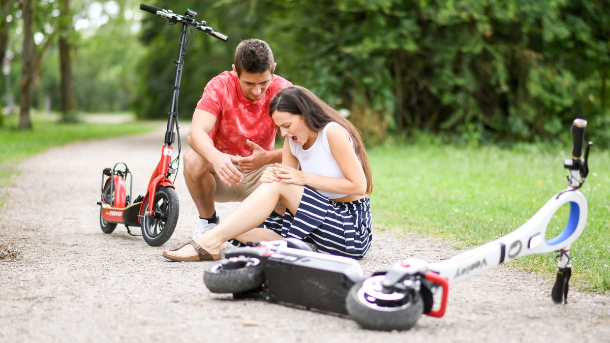 Mann eilt Freundin nach Sturz mit E-Scooter zu Hilfe (Symbolbild)