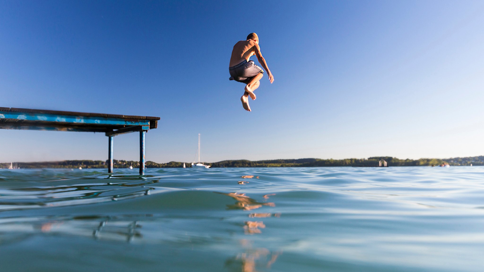 Ein Junge springt in einen Badesee. | Bild: BR Ein Junge springt in einen Badesee.