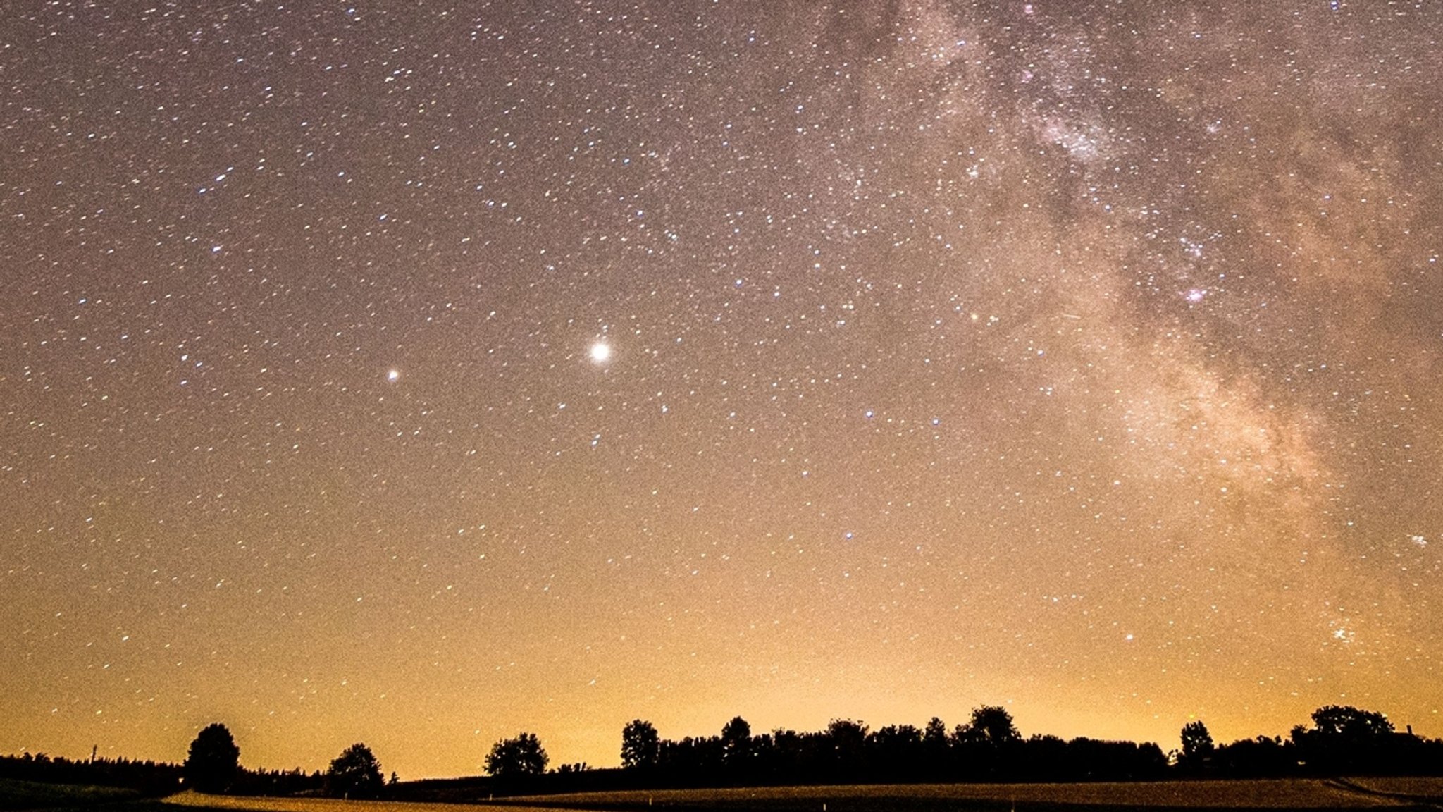 Diese Aufnahme von Saturn (links) und Jupiter (rechts) neben der Milchstraße enstand Mitte Juli 2020, fotografiert von Trix Pulfer