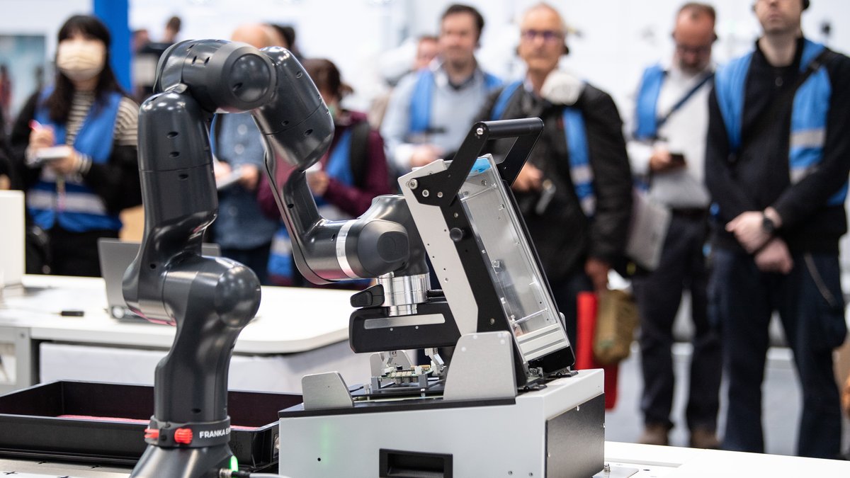 Ein Roboter "Production 3" bei der Hannover Messe 2022 am Stand der Firma Franka Emika vor Pressevertretern im Einsatz.