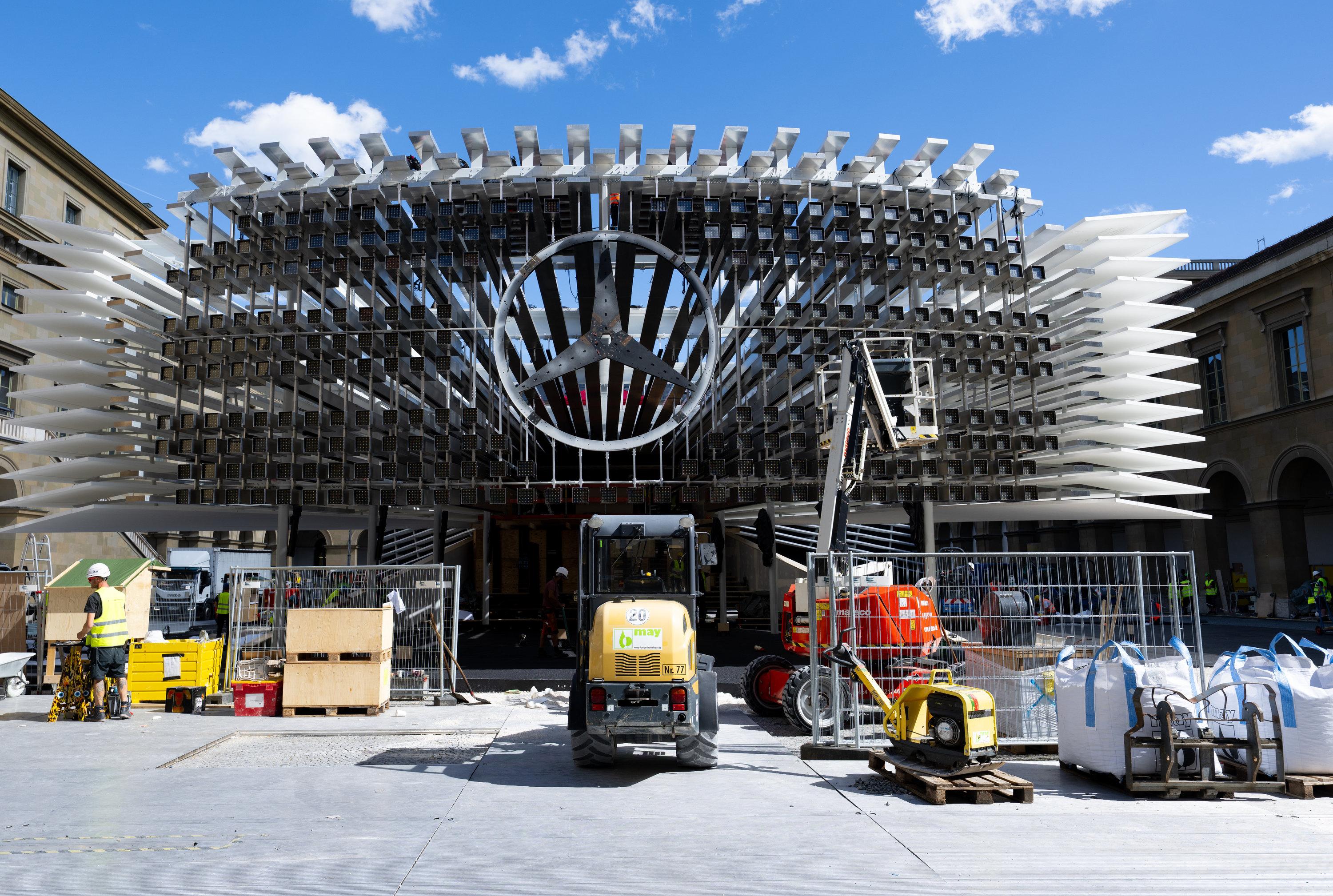 Arbeiter bauen an der Residenz in der Münchner Innenstadt einen Stand von Mercedes für die Internationale Automobil-Ausstellung (IAA Mobility) auf.