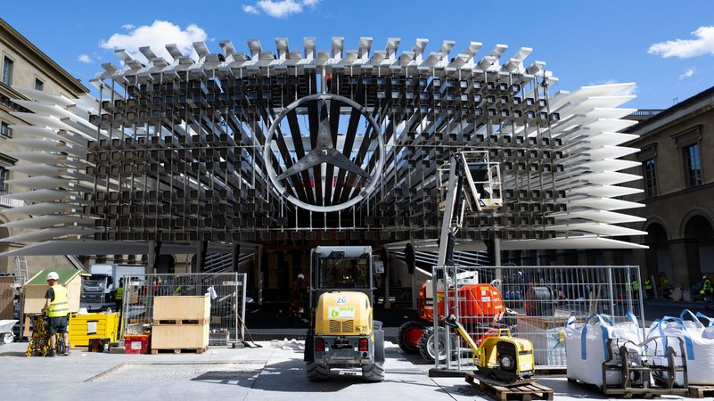 Arbeiter bauen an der Residenz in der Münchner Innenstadt einen Stand von Mercedes für die Internationale Automobil-Ausstellung (IAA Mobility) auf. | Bild: dpa-Bildfunk/Sven Hoppe Arbeiter bauen an der Residenz in der Münchner Innenstadt einen Stand von Mercedes für die Internationale Automobil-Ausstellung (IAA Mobility) auf.
