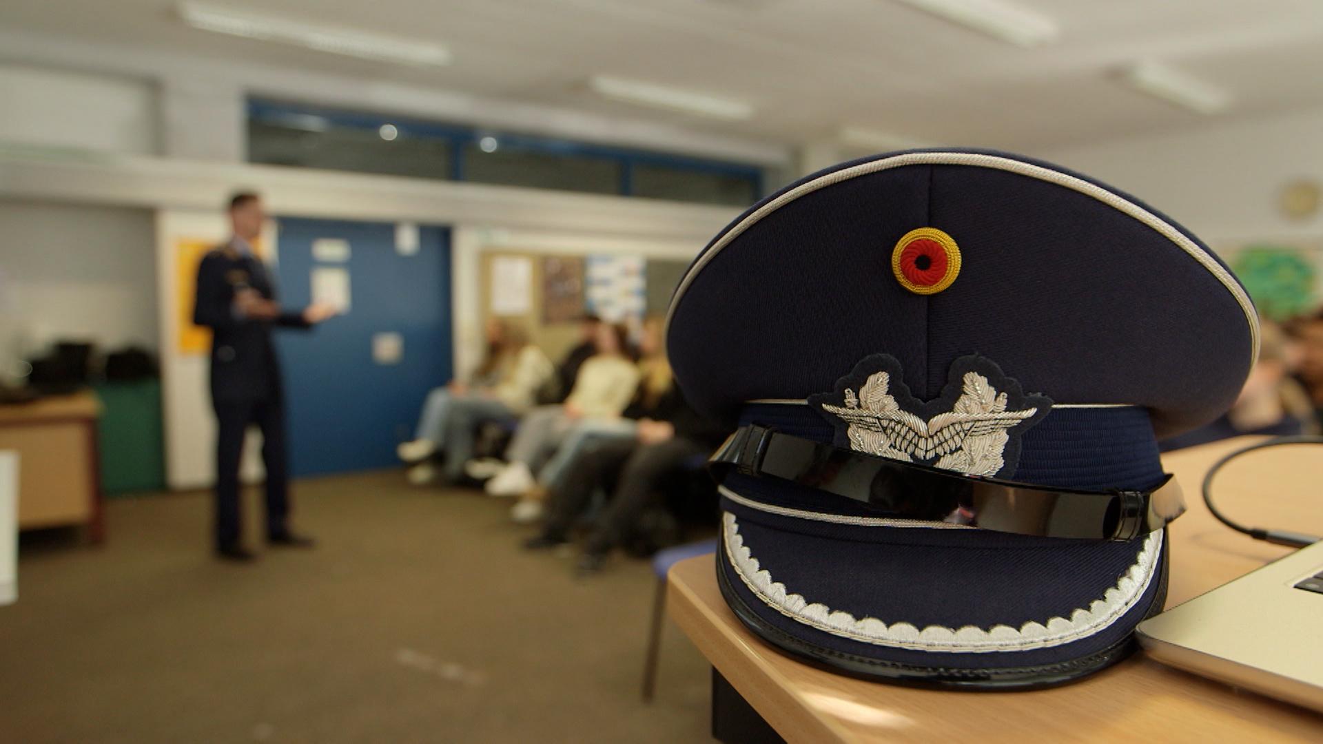 Die Bundeswehr informiert an Schulen regelmäßig über den Wehrdienst. 