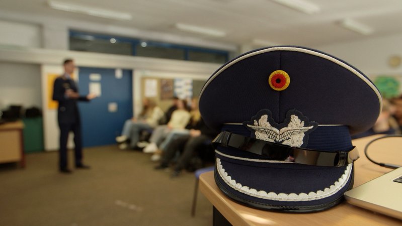 Die Bundeswehr informiert an Schulen regelmäßig über den Wehrdienst. | Bild: Bayerischer Rundfunk 2026 Die Bundeswehr informiert an Schulen regelmäßig über den Wehrdienst.